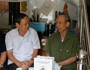 Ban liên lạc Công an chi viện chiến trường miền Nam thăm hỏi, tặng quà các thương binh